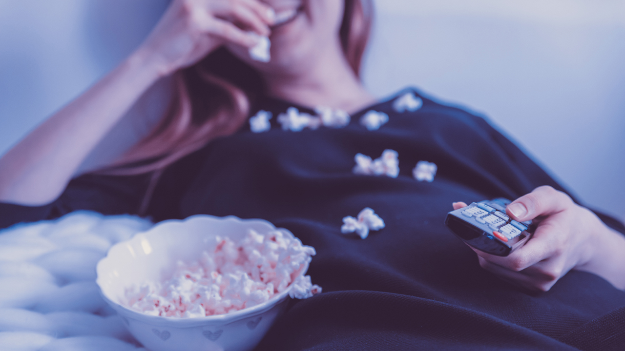 MediaAnalyzer-Studien-Bachelorette-Wie-Show-und-Werbeumfeld-auf-die-Zielgruppe-wirken-Popcorn-fernsehen-Frau-TV